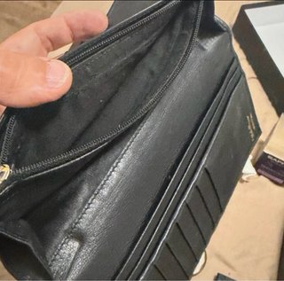 Cartera Ferragamo Negra con Detalle Dorado
