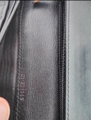Cartera Ferragamo Negra con Detalle Dorado