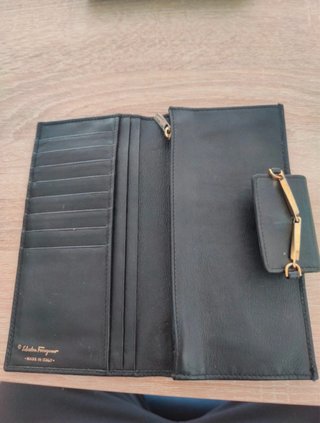 Cartera Ferragamo Negra con Detalle Dorado