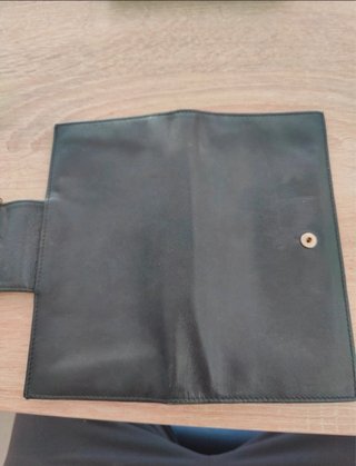 Cartera Ferragamo Negra con Detalle Dorado