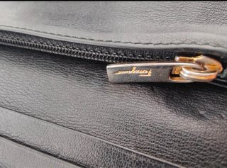 Cartera Ferragamo Negra con Detalle Dorado