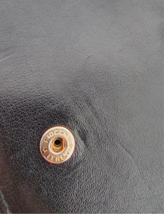 Cartera Ferragamo Negra con Detalle Dorado