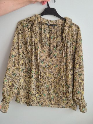 Blusa ZARA de corte oversize, ligera y cómoda.