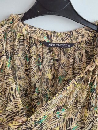 Blusa ZARA de corte oversize, ligera y cómoda.