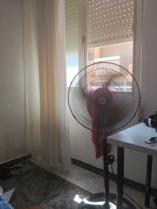 Ventilador de pie negro y rosa
