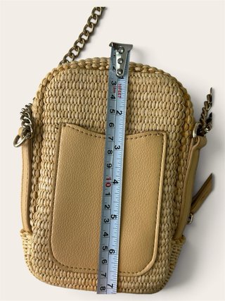 Bolso de paja con cadena y detalle