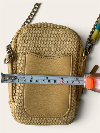 Bolso de paja con cadena y detalle