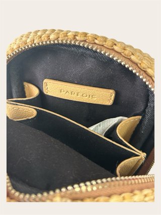 Bolso de paja con cadena y detalle