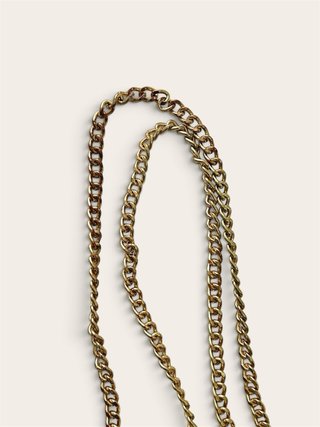 Bolso de paja con cadena y detalle