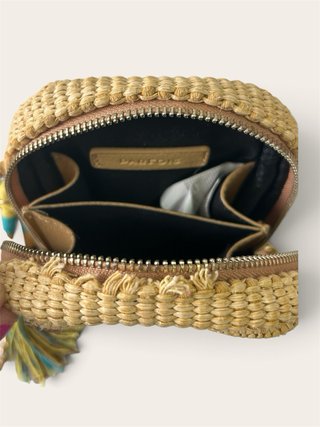 Bolso de paja con cadena y detalle