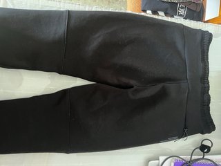 Pantalones negros con cremallera