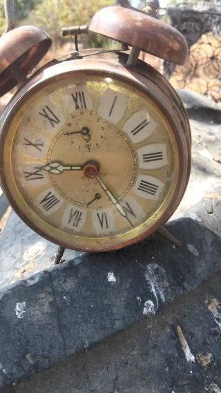 Reloj despertador antiguo de metal