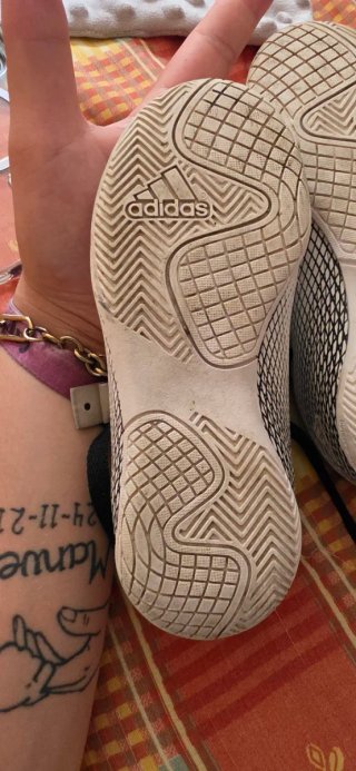 Botas de fútbol blancas y negras