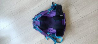 Mochilas verdes y moradas