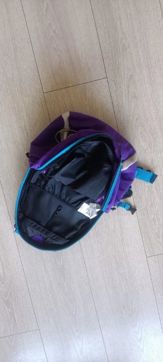 Mochilas verdes y moradas