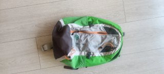 Mochilas verdes y moradas