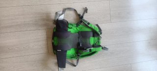 Mochilas verdes y moradas
