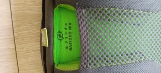 Mochilas verdes y moradas
