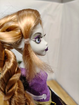 Muñeca Rapunzel Zombie Famosa
