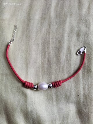 Pulsera perla y cordón rojo
