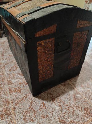 Baúl antiguo madera y metal
