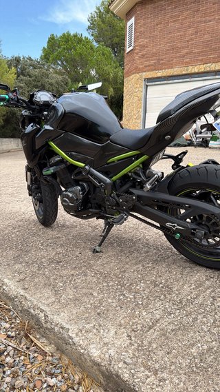 Kawasaki Z900 Negra y Verde