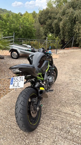 Kawasaki Z900 Negra y Verde