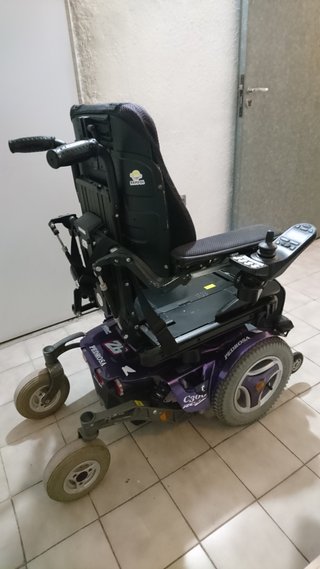 Silla de ruedas eléctrica con asiento elevable