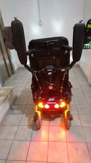 Silla de ruedas eléctrica con asiento elevable