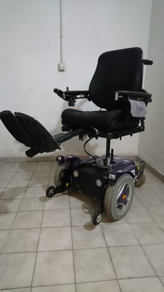 Silla de ruedas eléctrica con asiento elevable