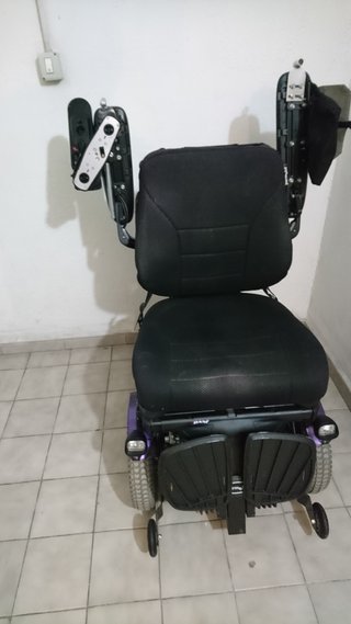 Silla de ruedas eléctrica con asiento elevable