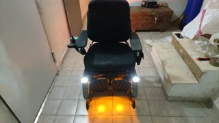 Silla de ruedas eléctrica con asiento elevable