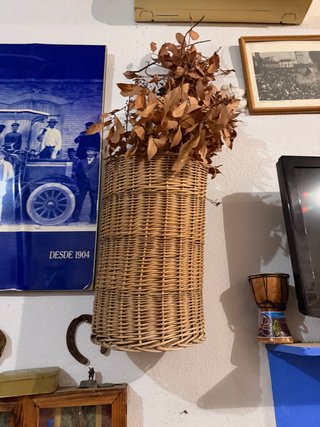 Cesta de mimbre decorativa