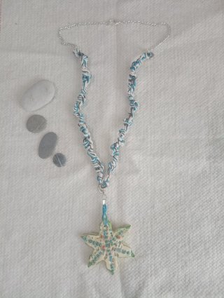 Collar con colgante estrella multicolor