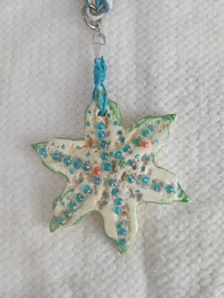 Collar con colgante estrella multicolor
