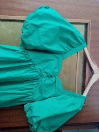 Vestido verde con mangas abullonadas