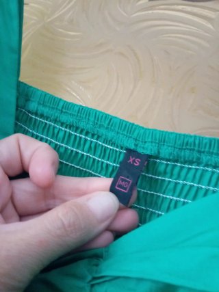 Vestido verde con mangas abullonadas