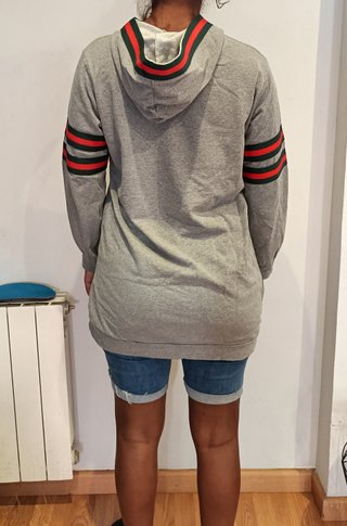 Sudadera larga gris con rayas