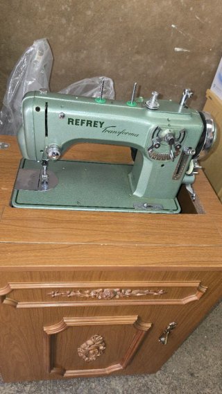 Mueble de máquina de coser Refrey