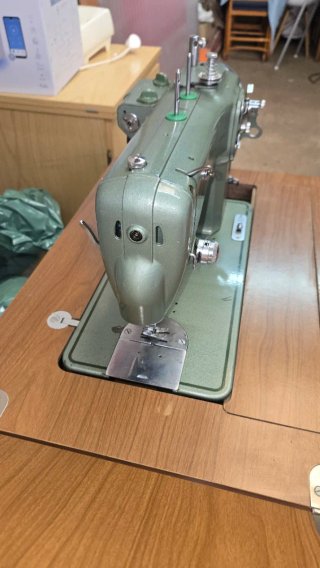 Mueble de máquina de coser Refrey