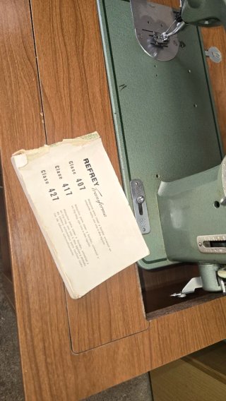 Mueble de máquina de coser Refrey