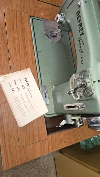 Mueble de máquina de coser Refrey