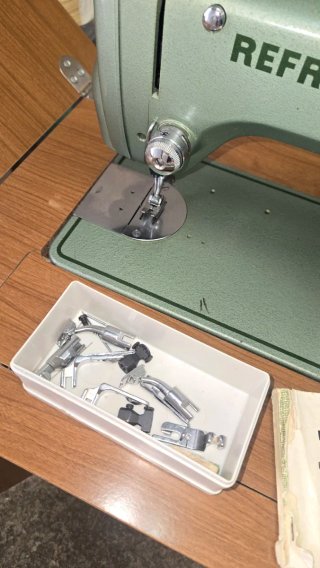 Mueble de máquina de coser Refrey