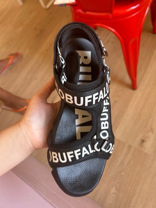 Sandalias Bimba y Lola Negras Estilo Buffalo