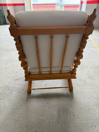 Butaca mecedora madera y tela beige