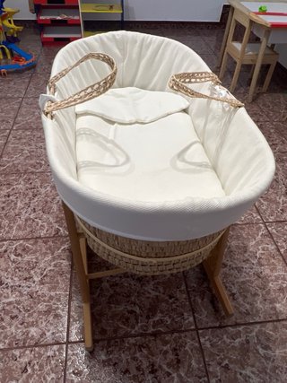 Moisés mimbre con soporte madera