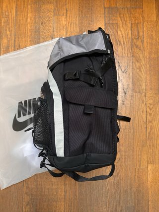 Mochila Nike ACG Negra y Gris 25L