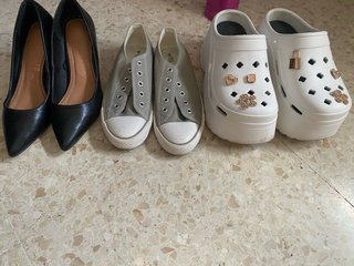 Lote de Zapatos: Tacones, Tenis y Zuecos