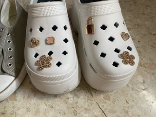 Lote de Zapatos: Tacones, Tenis y Zuecos