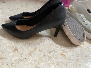 Lote de Zapatos: Tacones, Tenis y Zuecos